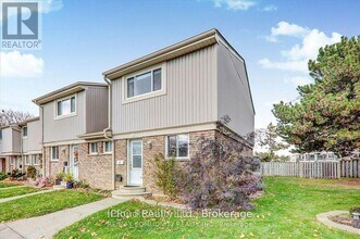 561 Childs Dr in Milton, ON - Building Photo - Building Photo