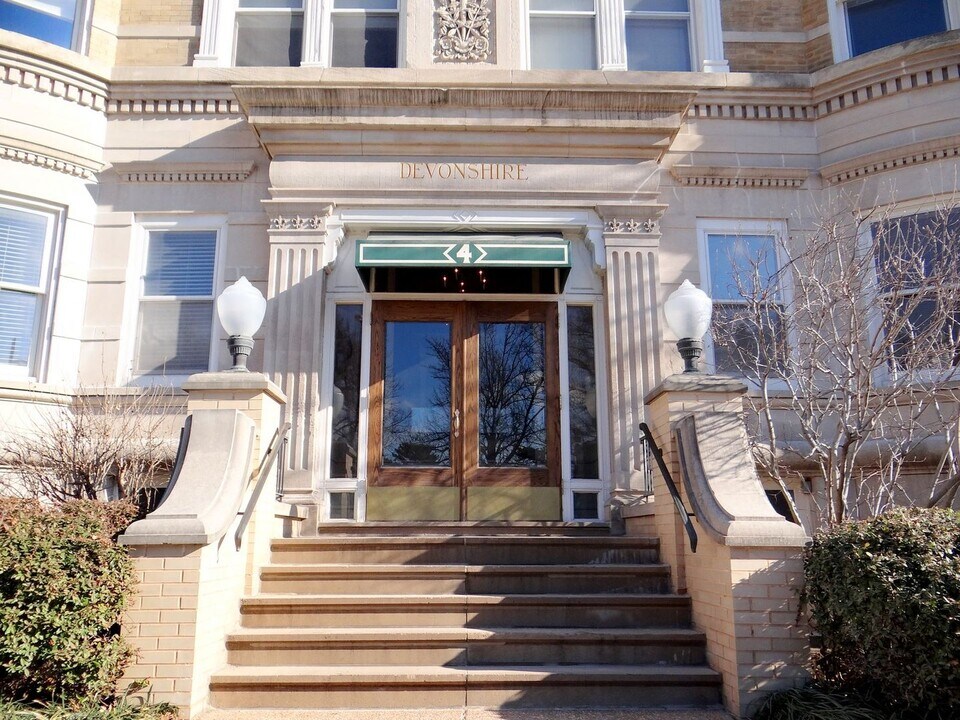 4 Kingshighway Blvd in St. Louis, MO - Building Photo