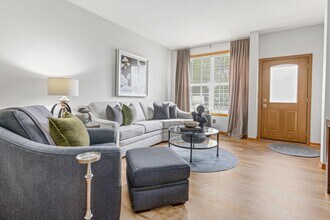 1994 Bluestem Ln in St. Paul, MN - Foto de edificio - Building Photo