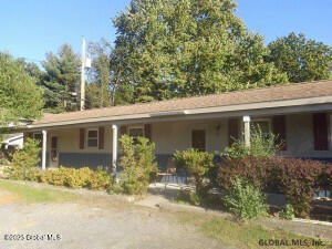 18 Gay Ln in Guilderland, NY - Building Photo