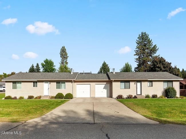9978 N Sunview Ln, Unit 9976 in Hayden, ID - Foto de edificio - Building Photo
