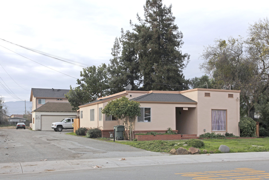 743 South St in Hollister, CA - Building Photo