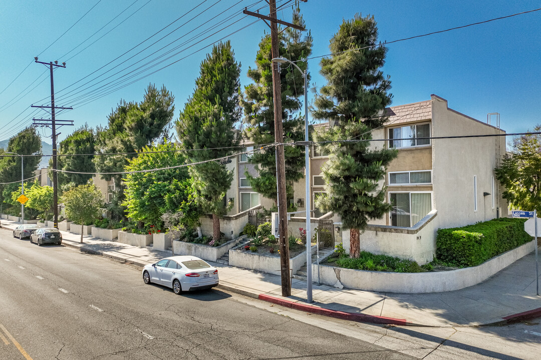 21901 Lassen St in Chatsworth, CA - Building Photo