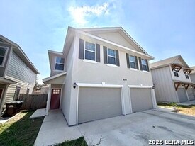 10214 Lynwood Vlg in San Antonio, TX - Building Photo