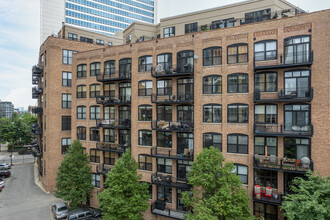 River North Commons in Chicago, IL - Building Photo - Building Photo