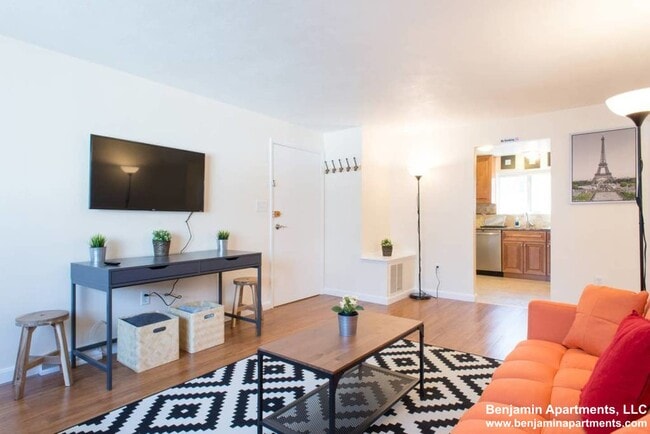 21 Oxford Cir, Unit 1 in Belmont, MA - Building Photo - Building Photo