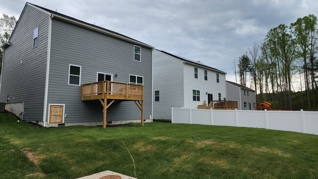 560 Country Oak Dr in Asheville, NC - Building Photo - Building Photo