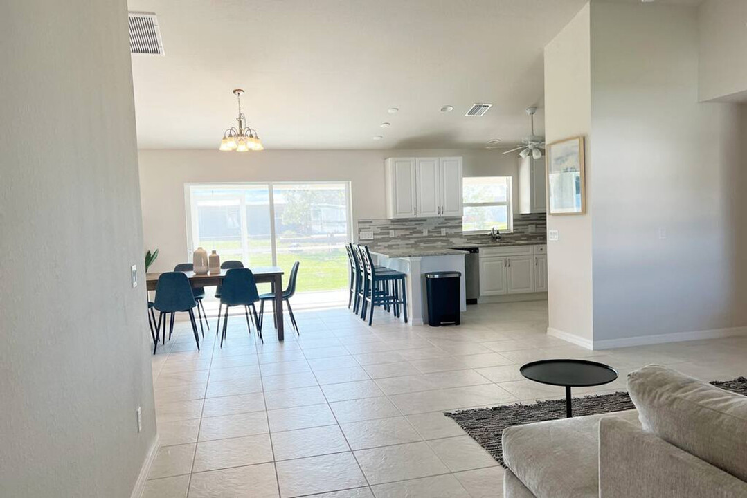 642 NE 7th Ave in Cape Coral, FL - Building Photo