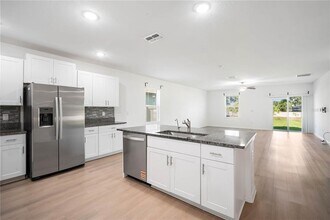 1420 Tahitian Sunrise Dr in Plant City, FL - Building Photo - Building Photo