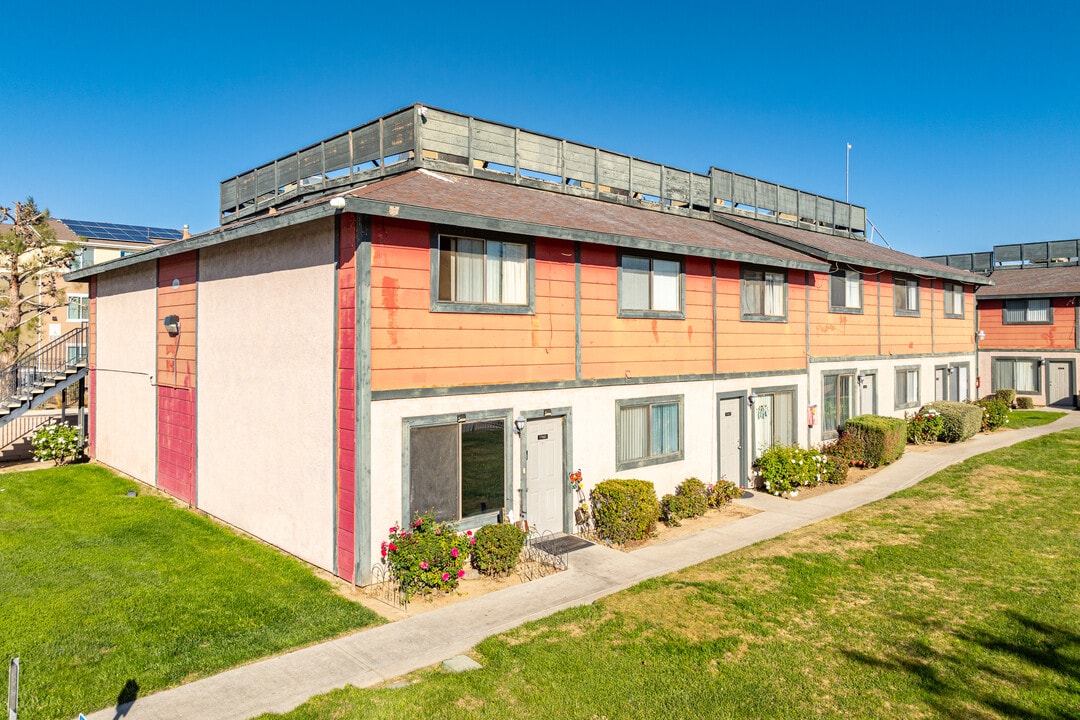 Park Circle Apartments in Lancaster, CA - Building Photo