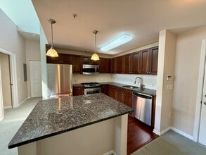 850 E Main St in Stamford, CT - Foto de edificio - Building Photo