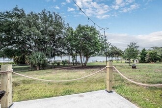 1216 Doris Ave in Tavares, FL - Foto de edificio - Building Photo