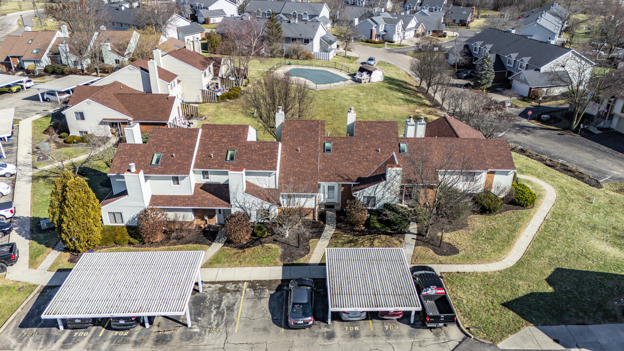 706 Sherwood Green Ct in Mason, OH - Foto de edificio