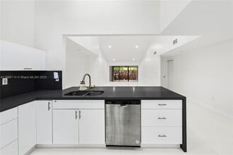 565 NE 199th Terrace in North Miami Beach, FL - Building Photo - Building Photo