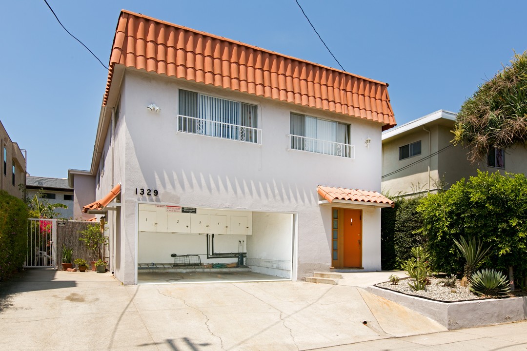 1329 S Saltair Ave in Los Angeles, CA - Building Photo