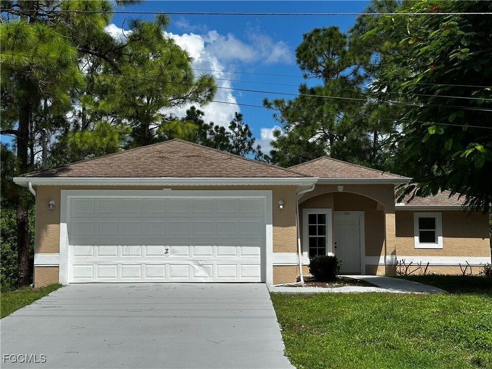 301 East 12th Street in Lehigh Acres, FL - Building Photo
