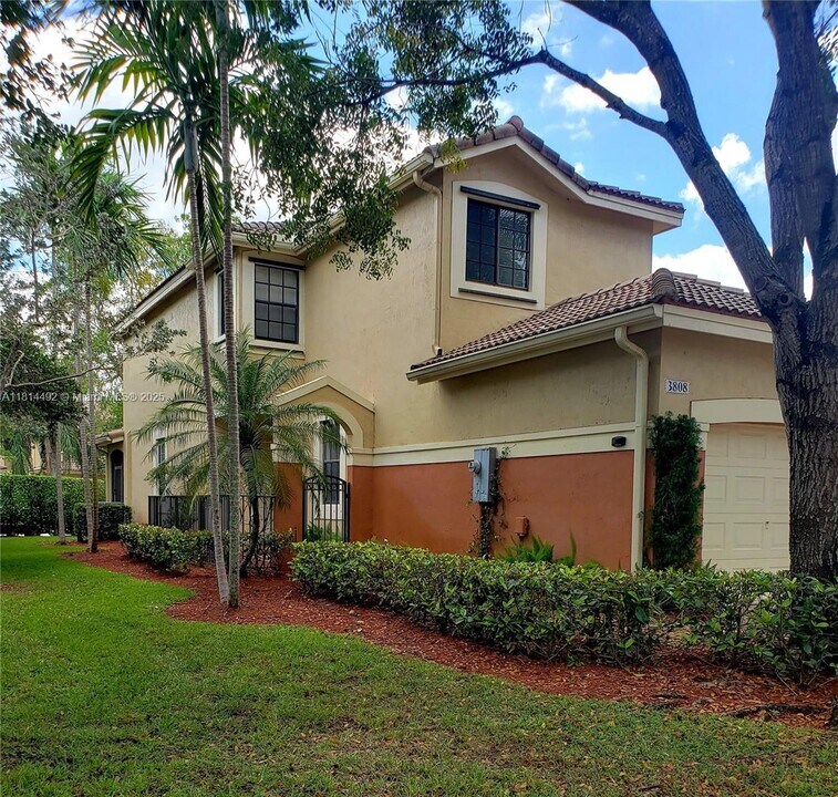3808 Tree Top Dr in Weston, FL - Building Photo
