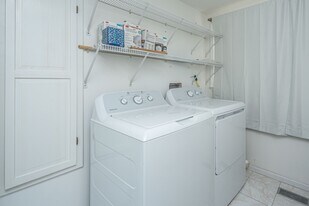 1791 Dunbarton Dr in Charleston, SC - Building Photo