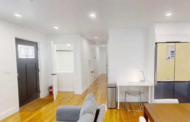 36 Shepard St, Unit #1 in Boston, MA - Foto de edificio - Building Photo