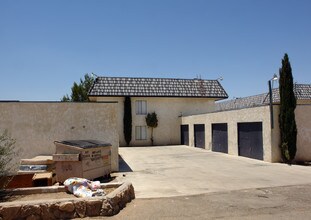 Twin Palm Apartments in Hesperia, CA - Foto de edificio - Building Photo