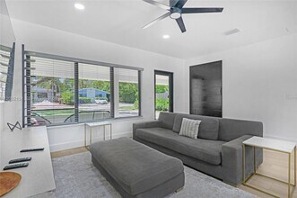 811 NE 17th Ct in Fort Lauderdale, FL - Building Photo - Building Photo