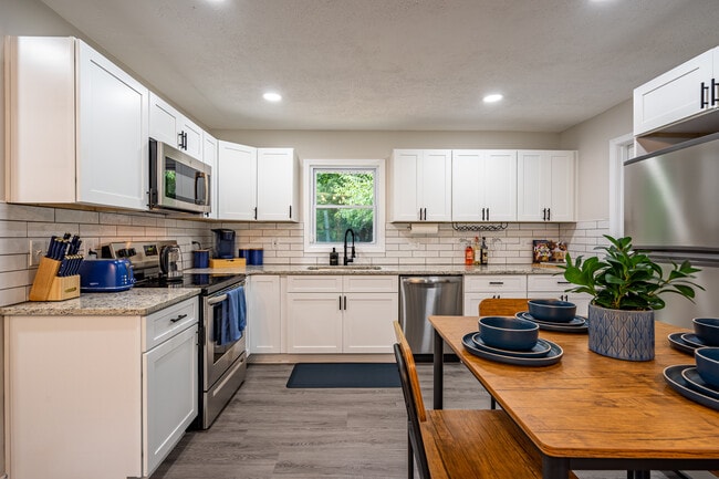 831 Catherine St in Forest Park, GA - Building Photo - Building Photo