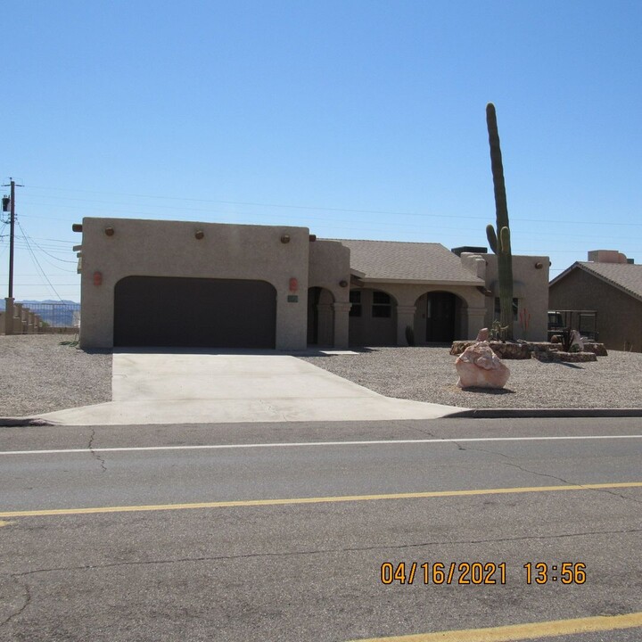 1021 McCulloch Blvd S in Lake Havasu City, AZ - Foto de edificio