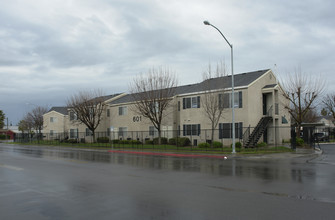 Sunrise Terrace Apartments in Madera, CA - Building Photo - Building Photo