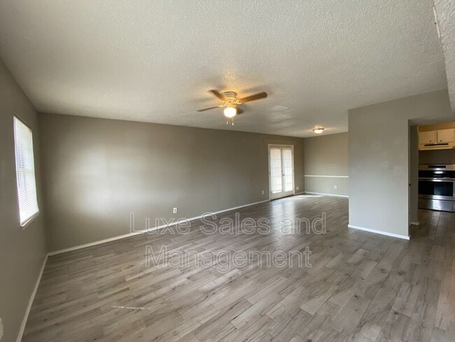 6048 Northwest Expy in Warr Acres, OK - Building Photo - Building Photo