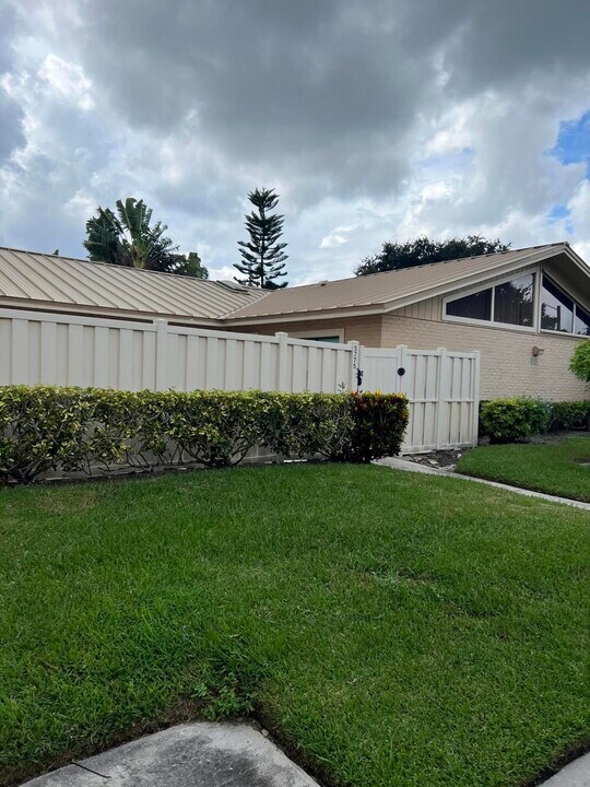 5775 Golden Eagle Cir in Palm Beach Gardens, FL - Building Photo
