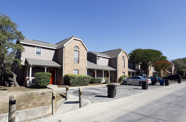 Churchill Estates in San Antonio, TX - Foto de edificio - Building Photo