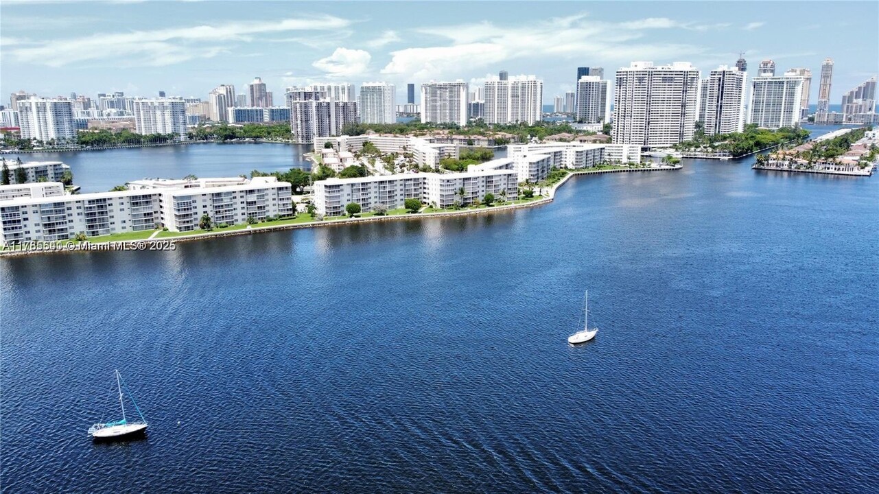 2903 Point E Dr in Aventura, FL - Building Photo