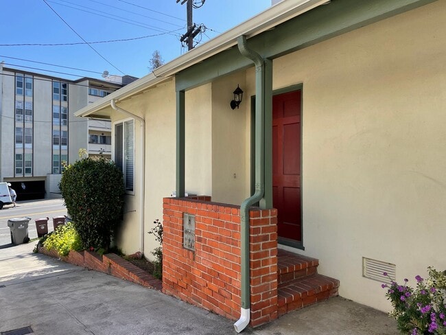 655 Oakland Ave in Oakland, CA - Building Photo - Building Photo