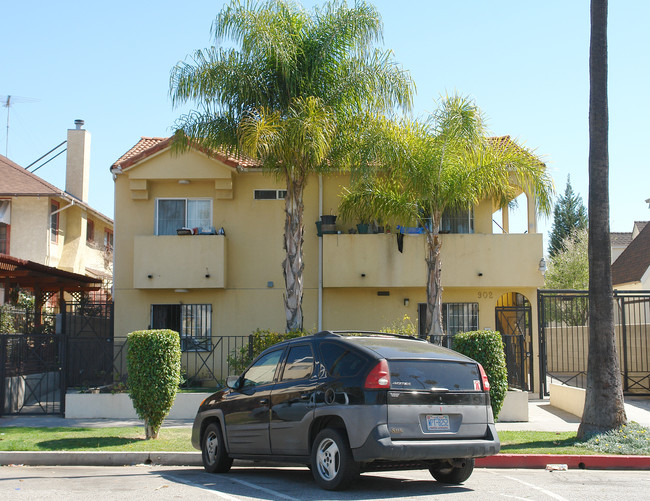 902 N Mariposa Ave in Los Angeles, CA - Building Photo - Building Photo