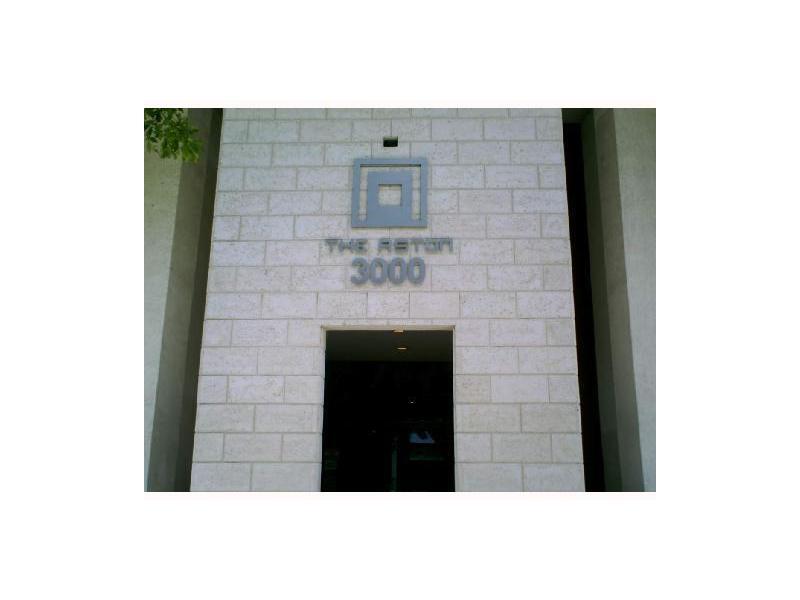 3000 Coral Way, Unit 1041 in Coral Gables, FL - Foto de edificio