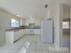 1872 Little John Way, Unit 1131 in Brentwood, CA - Building Photo - Building Photo