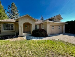 1139 Caledonia Way in West Kelowna, BC - Building Photo - Building Photo