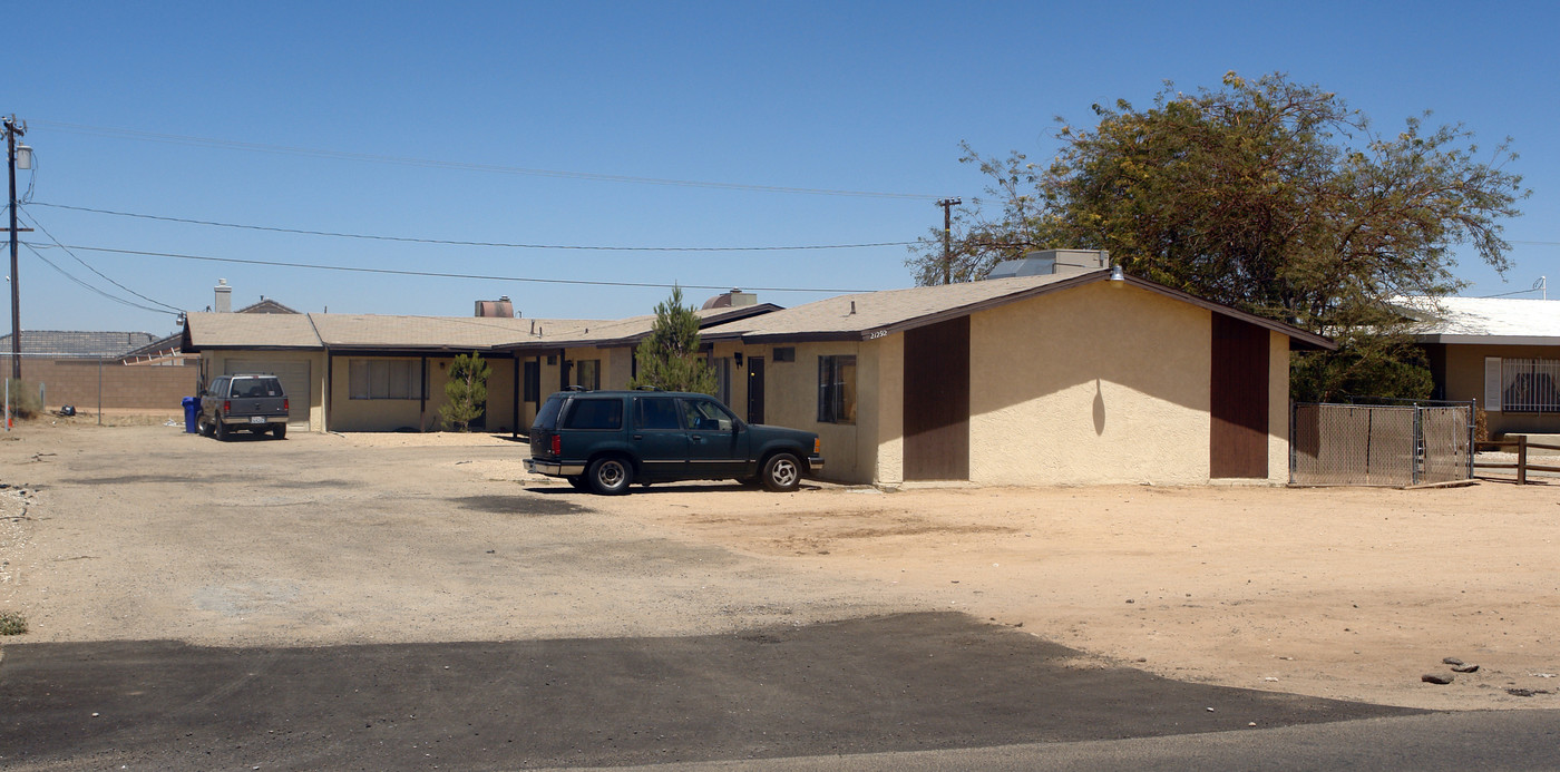 21292 Sitting Bull Rd in Apple Valley, CA - Building Photo