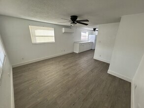 5446 Lisa Cir in Zephyrhills, FL - Foto de edificio - Building Photo