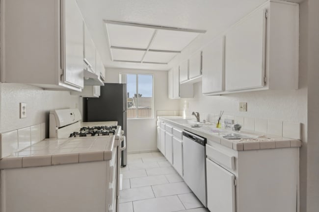 700 E Cedar Ave in Burbank, CA - Foto de edificio - Building Photo