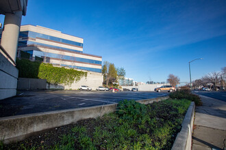 2211 N Main St in Walnut Creek, CA - Foto de edificio - Building Photo