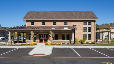 The Willows at Manalapan (Formerly The Woods) in Manalapan, NJ - Foto de edificio - Building Photo