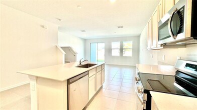 319 Sol Vis Dr in Dundee, FL - Building Photo - Building Photo