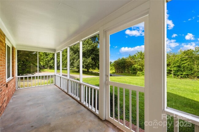 13715 Mayes Rd in Huntersville, NC - Foto de edificio - Building Photo