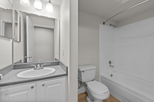 Centrepointe Apartments in Everett, WA - Building Photo - Building Photo