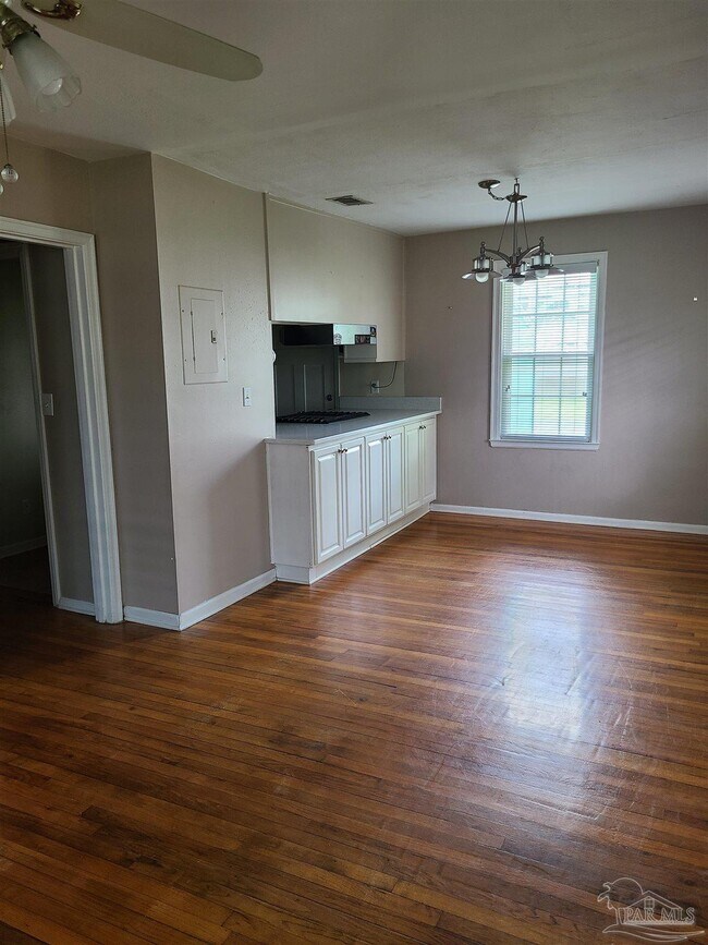 4 NW Gilliland Rd in Pensacola, FL - Building Photo - Building Photo