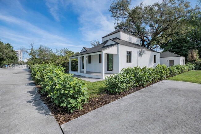 6913 NW 4th Ct in Miami, FL - Building Photo - Building Photo