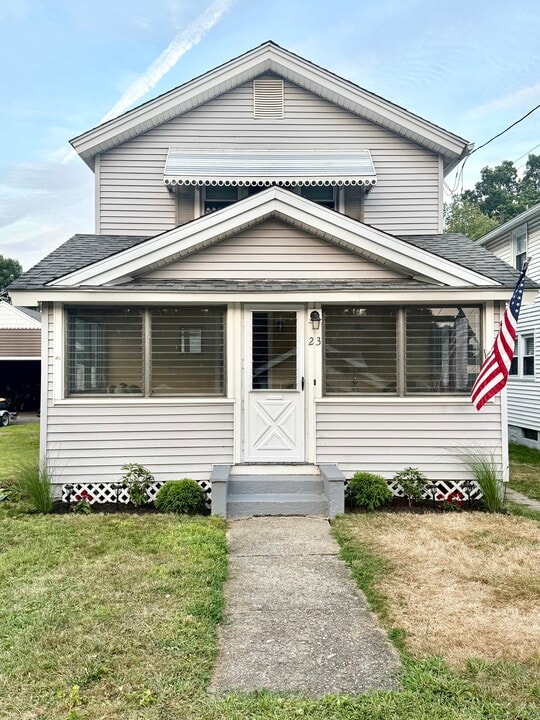 23 Warren St in Milford, CT - Building Photo