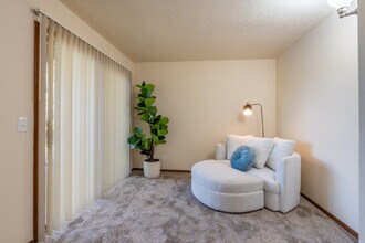 Delta Grove in Eugene, OR - Building Photo - Interior Photo