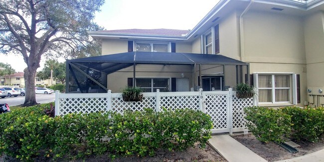 31 Clinton Ct-Unit -D in Royal Palm Beach, FL - Building Photo - Building Photo